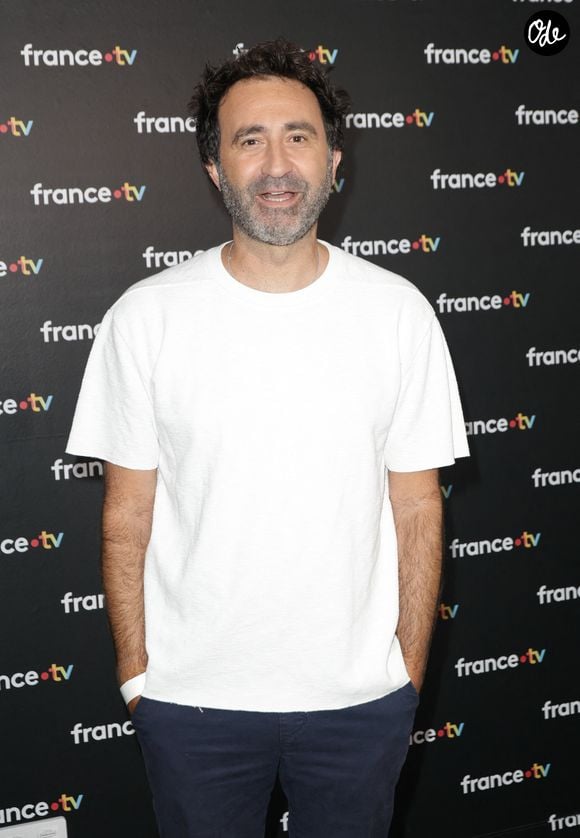 À quelques semaines de l’arrivée de leur deuxième garçon, le couple s’apprête donc à écrire un nouveau chapitre de cette vie de famille.

Mathieu Madénian au photocall de la conférence de presse de rentrée de France Télévisions à Paris, France, le 4 septembre 2024. © Coadic Guirec/Bestimage #