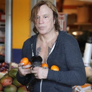 Mickey Rourke achète des fruits et des légumes au Farmers Market de Los Angeles, avec son assistant Dima, le 12 septembre 2022.