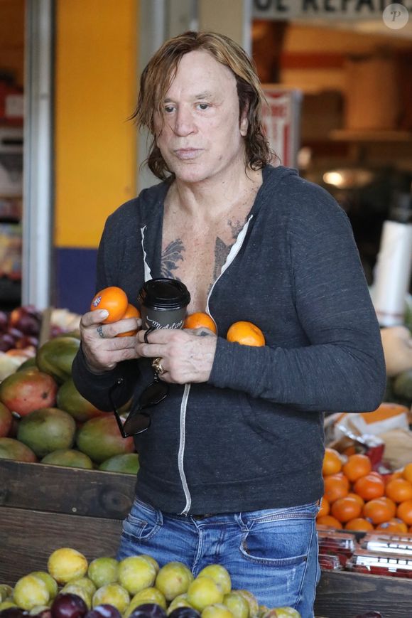 Mickey Rourke achète des fruits et des légumes au Farmers Market de Los Angeles, avec son assistant Dima, le 12 septembre 2022.