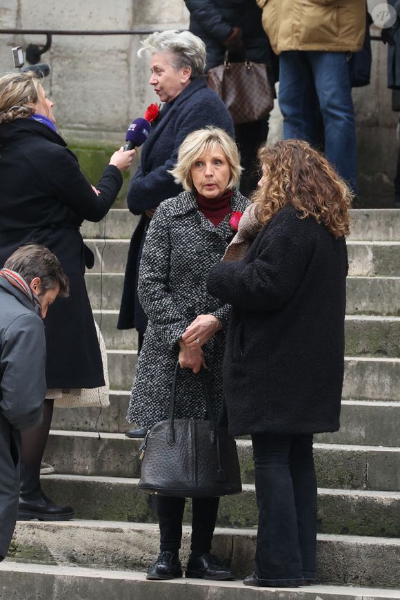 Evelyne Dheliat arrivant à la cérémonie des obsèques de Catherine Laborde à l'église Saint-Roch à Paris, France, le 6 février 2025. L'emblématique présentatrice météo de TF1 est décédée le 28 janvier 2025 à l'âge de 73 ans, des suites d'une démence à corps de Lewy, une maladie neurodégénérative dont Catherine Laborde souffrait depuis 2014. Photo par Jerome Domine/ABACAPRESS.COM