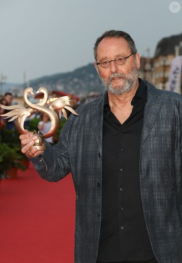 Très attaché à sa commune provençale, Jean Reno s'y est d'ailleurs beaucoup investi, notamment en tant qu'ancien adjoint à la mairie.

Jean Reno sur le tapis rouge du prix du court métrage lors du 37ème festival du film de Cabourg (37ème journées romantiques du 14 au 18 juin 2023), à Cabourg, France, le 16 juin 2023. © Coadic Guirec/Bestimage
