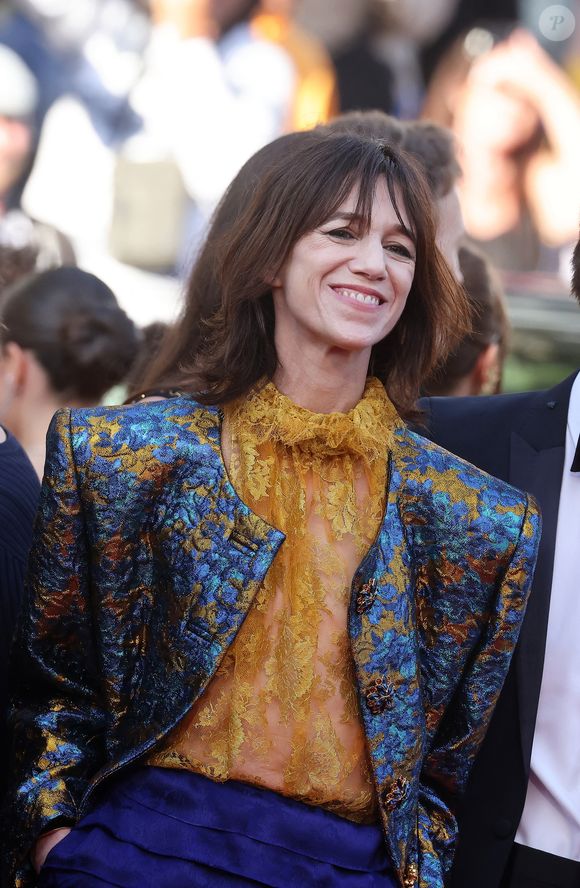 À peine revenue de cette escapade américaine, la compagne d'Yvan Attal a mis le cap sur la Côte d'Azur pour venir illuminer le tapis rouge du Festival de Cannes ce lundi 18 mai.

Charlotte Gainsbourg - Montée des marches du film " Fjord " lors du 79ème Festival International du Film de Cannes, le 18 mai 2026. 

© Jacovides-Moreau / Bestimage