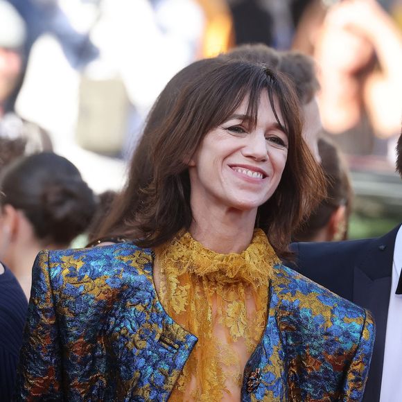 À peine revenue de cette escapade américaine, la compagne d'Yvan Attal a mis le cap sur la Côte d'Azur pour venir illuminer le tapis rouge du Festival de Cannes ce lundi 18 mai.

Charlotte Gainsbourg - Montée des marches du film " Fjord " lors du 79ème Festival International du Film de Cannes, le 18 mai 2026. 

© Jacovides-Moreau / Bestimage