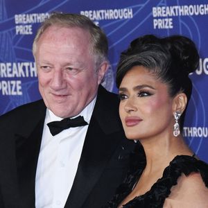 Salma Hayek-Pinault et son mari François-Henri Pinault - Photocall de la 12éme cérémonie de remise des prix Breakthrough à Los Angeles le 18 février 2026. Broadimage / Bestimage