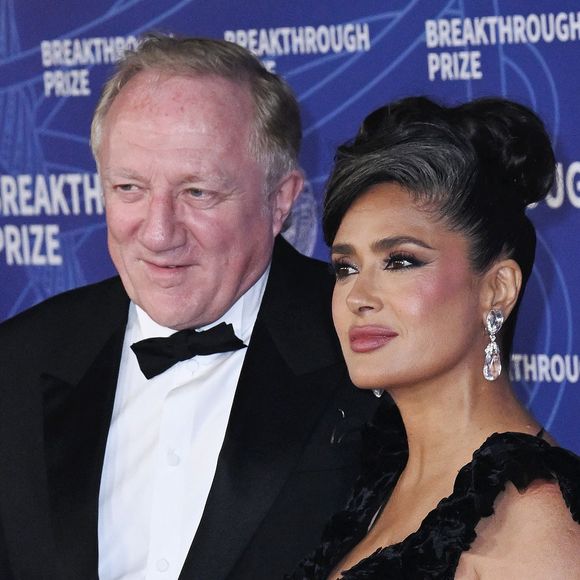 Salma Hayek-Pinault et son mari François-Henri Pinault - Photocall de la 12éme cérémonie de remise des prix Breakthrough à Los Angeles le 18 février 2026. Broadimage / Bestimage