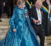 Elégants costumes avec médailles apparentes pour les hommes, 

Astrid Söderbergh Widding, King Carl Gustaf (Le roi Carl XVI Gustav de Suède), Le banquet du prix Nobel 2025 à l'hôtel de ville de Stockholm, en Suède, le 10 décembre 2025. 

Photo : Dana Press / Bestimage