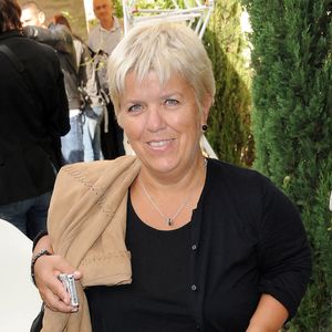 Mimie Mathy pose lors de la conférence de presse précédant le 18e gala annuel de collecte de fonds « Faire Face » contre le sida chez les enfants, qui s'est tenu au « 83 Vernet » à Avignon, en France, le 15 octobre 2011. Photo de Nicolas Briquet/ABACAPRESS.COM