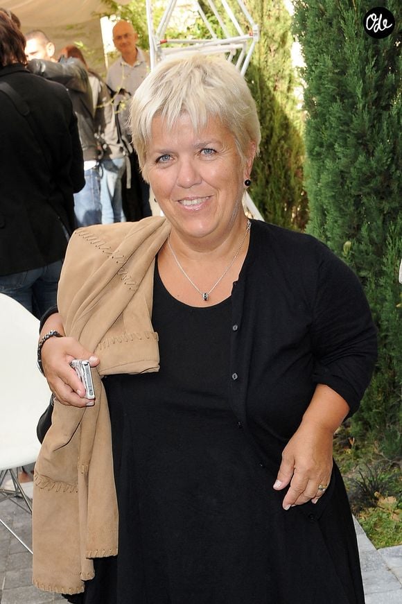 Mimie Mathy pose lors de la conférence de presse précédant le 18e gala annuel de collecte de fonds « Faire Face » contre le sida chez les enfants, qui s'est tenu au « 83 Vernet » à Avignon, en France, le 15 octobre 2011. Photo de Nicolas Briquet/ABACAPRESS.COM