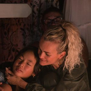 Pour le deuxième anniversaire de la mort de Johnny, Laeticia Hallyday et ses filles Jade et Joy se recueillent sur sa tombe au cimetière de Lorient à Saint-Barthélémy  le 5 décembre 2019. (Agence / Bestimage).