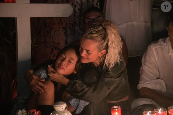 Pour le deuxième anniversaire de la mort de Johnny, Laeticia Hallyday et ses filles Jade et Joy se recueillent sur sa tombe au cimetière de Lorient à Saint-Barthélémy  le 5 décembre 2019. (Agence / Bestimage).