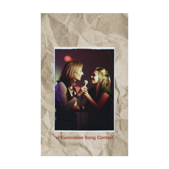 "C'est la première fois que l'on me voit avec elle. Et c'est une image très particulière car c'est la seule fois où l'on a chanté ensemble. Je dois avoir 12-13 ans", a-t-elle expliqué son post à nos confrères du Parisien.

Louane dévoile pour la première fois une photo avec sa maman, décédée d'un cancer en 2014. Instagram