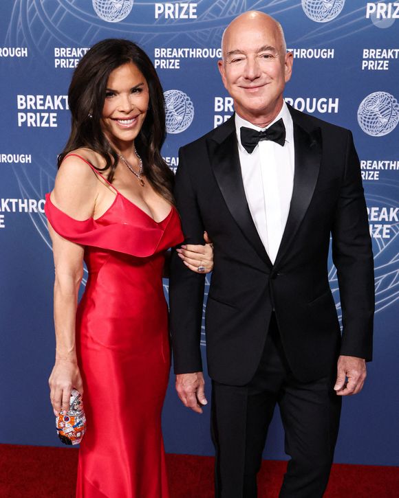 Lauren Sanchez et son petit ami/l'entrepreneur américain, magnat des affaires, fondateur et président exécutif d'Amazon Jeff Bezos arrivent à la 11e cérémonie annuelle du Breakthrough Prize 2025 qui s'est tenue au Barker Hangar le 5 avril 2025 à Santa Monica, Los Angeles, Californie, États-Unis. Photo par Xavier Collin/Image Press Agency/ABACAPRESS.COM
