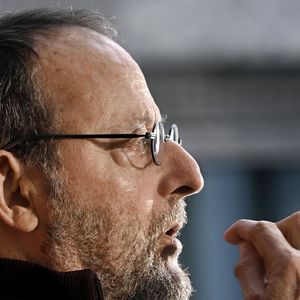 À l'âge de 77 ans, il compte bien "leur laisser quelque chose".

Jean Reno, invité d'honneur du 10ème Festival international du Film de Comédie de Liège, donne une conférence de presse, le 5 novembre 2025.
© Photonews / Bestimage