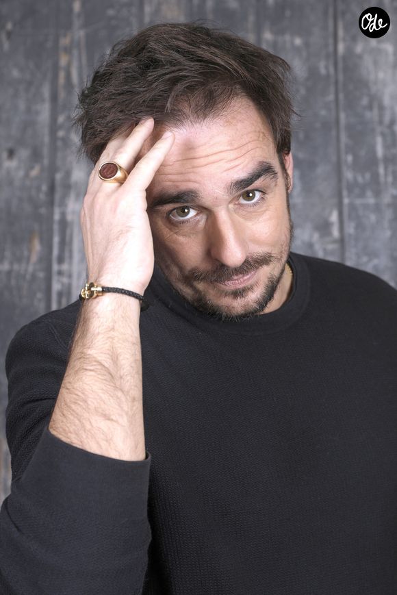 Kevin joue Bruno dans "Demain nous appartient", sur TF1.

Exclusif - Portrait de Kevin Levy à Paris, le 18 décembre 2024. © Cédric Perrin/Bestimage
