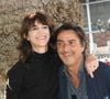 Charlotte Gainsbourg a récemment publié plusieurs stories et photos sur Instagram prises dans les Alpilles, où elle possède une maison avec Yvan Attal. 

Charlotte Gainsbourg et son compagnon Yvan Attal lors de la 12ème édition du festival du Film Francophone d'Angoulême, France. © Coadic Guirec/Bestimage
