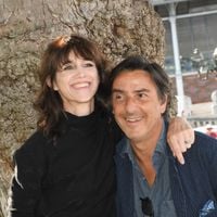 Charlotte Gainsbourg partage des photos des Alpilles, où elle possède une résidence dans un village pittoresque avec Yvan Attal