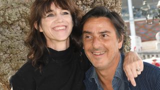 Charlotte Gainsbourg partage des photos des Alpilles, où elle possède une résidence dans un village pittoresque avec Yvan Attal