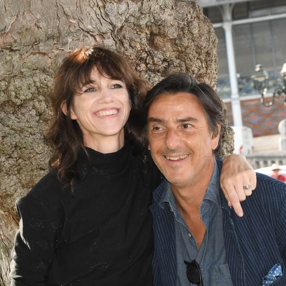 Charlotte Gainsbourg a récemment publié plusieurs stories et photos sur Instagram prises dans les Alpilles, où elle possède une maison avec Yvan Attal. 

Charlotte Gainsbourg et son compagnon Yvan Attal lors de la 12ème édition du festival du Film Francophone d'Angoulême, France. © Coadic Guirec/Bestimage
