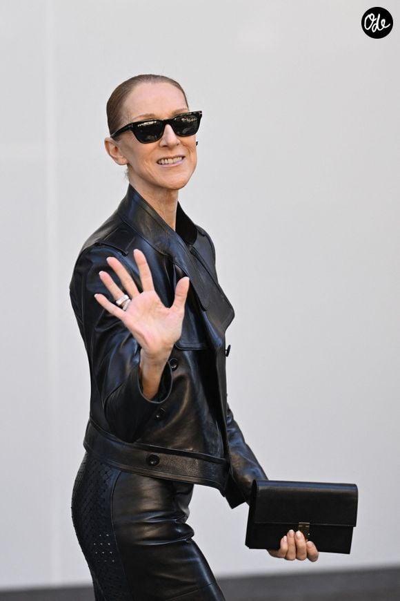 Céline Dion salue ses fans à la sortie de l’hôtel Royal Monceau à Paris avant de rejoindre La Plenitude Arena de Paris La Défense pour poursuivre sa série de concerts le 14 octobre 2026. © Pierre perusseau/Bestimage