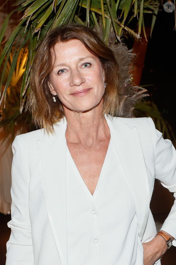 Avant cela, il a travaillé pour la SNCF et étudié le commerce international à l’Université Concordia, après une année de philosophie à la Sorbonne.

Exclusif - Carole Gaessler - Soirée en l'honneur de Danielle Gain au pavillon France TV lors du 77ème Festival International du Film de Cannes le 23 mai 2024. © Christophe Clovis / Bestimage