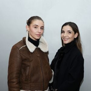 Clotilde Courau et sa fille Vittoria de Savoie - Vernissage de l'exposition "Liaisons dangereuses & Métamorphoses" du créateur Elie Top à l'occasion de ses 10 ans de création chez Christie's à Paris le 27 janvier 2025. © Denis Guignebourg/BestImage