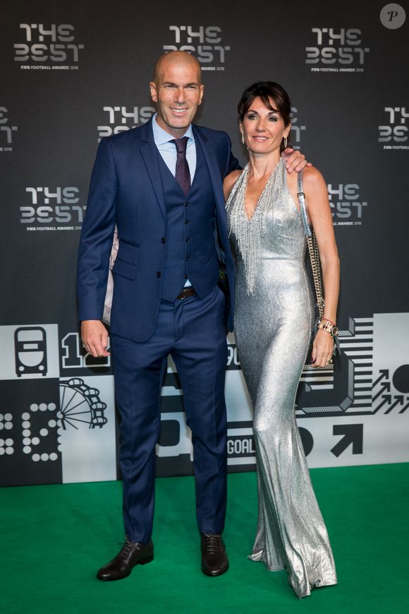 Zinedine Zidane et sa femme Véronique - Les célébrités arrivent à la cérémonie des Trophées Fifa au Royal Festival Hall à Londres, Royaume Uni. © Cyril Moreau/Bestimage