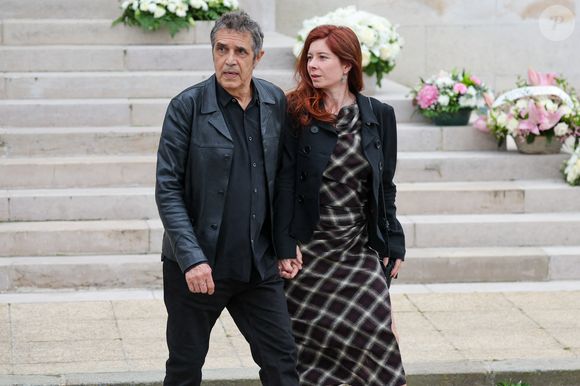 Julien Clerc et sa compagne Hélène Grémillon - Sortie des obsèques de l'auteure-compositrice-interprète et actrice française Françoise Hardy au crématorium du cimetière du Père-Lachaise à Paris, France, le 20 juin 2024. © Jacovides-Moreau/Bestimage