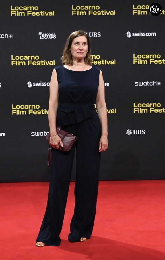 et Emmanuelle Devos comme pour son dernier film "Demain je tombe amoureux",

Emmanuelle Devos au Festival de Locarno en 2026 © Nick Zonna/Zuma Press/Bestimage