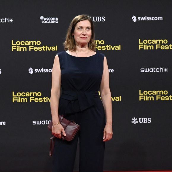 et Emmanuelle Devos comme pour son dernier film "Demain je tombe amoureux",

Emmanuelle Devos au Festival de Locarno en 2026 © Nick Zonna/Zuma Press/Bestimage