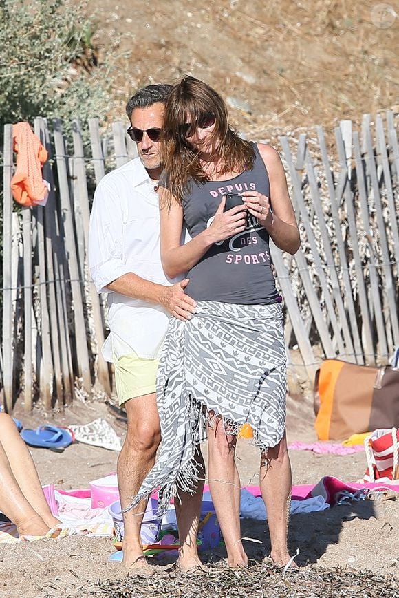 ... la maison du clan Bruni-Tedeschi où Nicolas Sarkozy et Carla Bruni-Sarkozy aiment se ressourcer l'été
Exclusif - Nicolas Sarkozy, sa femme Carla Bruni-Sarkozy et leur fille Giulia sont sur la plage de Cavalières au pied du Cap Nègre, le 14 juillet 2014, pendant leurs vacances. © FITOUSSI-JACOVIDES-MOREAU/BESTIMAGE