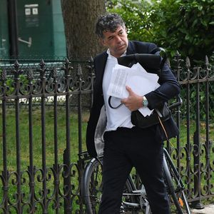 Il a été condamné à 12 mois de prison avec sursis ainsi qu'à l'interdiction d'entrer en contact avec cette dernière durant trois ans.

Exclusif - Stéphane Plaza arrive à la Maison de la Chimie à Paris avec ses avocats pour donner une conférence de presse le 5 juin 2025.