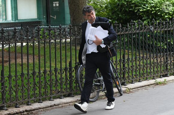 Il a été condamné à 12 mois de prison avec sursis ainsi qu'à l'interdiction d'entrer en contact avec cette dernière durant trois ans.

Exclusif - Stéphane Plaza arrive à la Maison de la Chimie à Paris avec ses avocats pour donner une conférence de presse le 5 juin 2025.