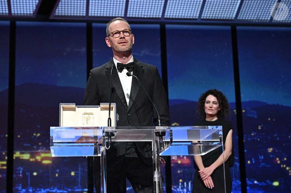 Le réalisateur et scénariste norvégien Joachim Trier reçoit des mains de la réalisatrice française Coralie Fargeat le Grand Prix pour le film Affeksjonsverdi" (Valeur sentimentale) lors de la cérémonie de clôture de la 78e édition du Festival de Cannes à Cannes, France, le 24 mai 2025. Photo de David Niviere/ABACAPRESS.COM