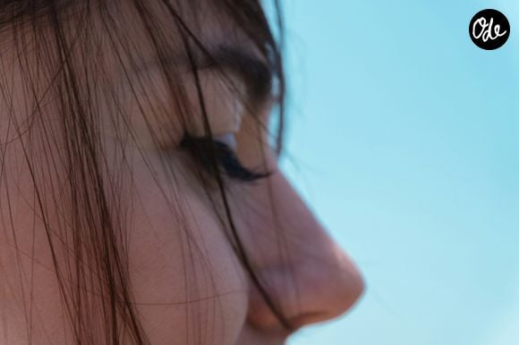 Le coton-tige évite également de tacher la paupière avec la brosse du mascara.

© Zulfugar Karimov / Unsplash