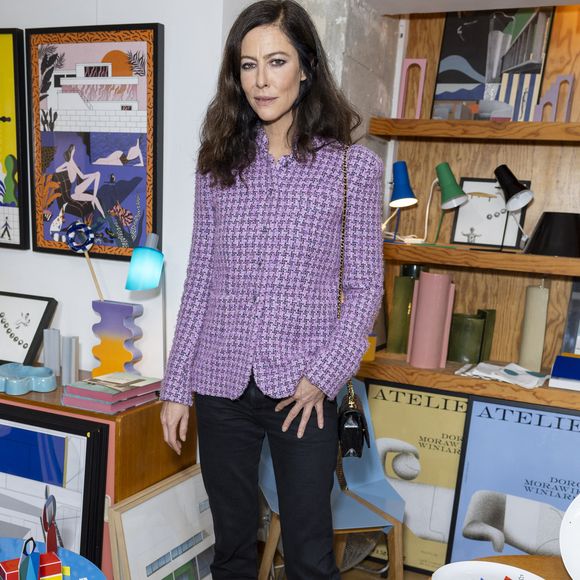 "Je crois qu’il faut redire à quel point l’activité de Nantes, qui a vu affluer de nouveaux habitants ces dernières années, est due à l’extraordinaire vitalité culturelle du coin" dit-elle à Libération 
Anna Mouglalis au photocall du défilé croisière Chanel 2024-2025 à la Cité radieuse à Marseille, France, le 2 mai 2024. © Olivier Borde/Bestimage