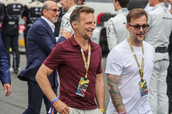 Complice avec Michèle Laroque, le réalisateur Mathieu Kassovitz a également été aperçu en compagnie de l'acteur Nicolas Duvauchelle. C'était le plein de stars lors de la course des 24 Heures du Mans de 2025 remportée par l'écurie Ferrari.

Mathieu Kassovitz (FRA) et Nicolas Duvauchelle - Personnalités au départ des 24 Heures du Mans le 14 juin 2025 © MPS / PsnewZ / Bestimage