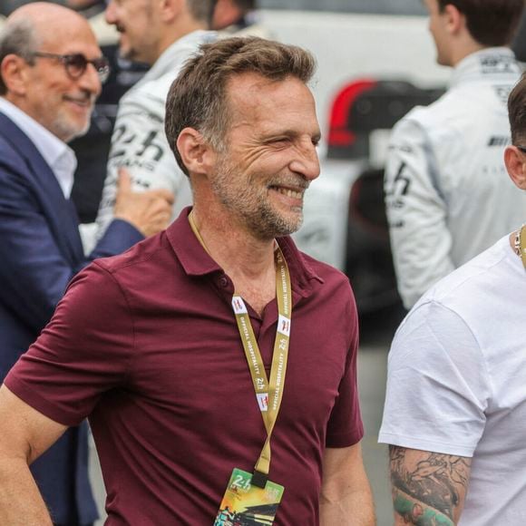 Complice avec Michèle Laroque, le réalisateur Mathieu Kassovitz a également été aperçu en compagnie de l'acteur Nicolas Duvauchelle. C'était le plein de stars lors de la course des 24 Heures du Mans de 2025 remportée par l'écurie Ferrari.

Mathieu Kassovitz (FRA) et Nicolas Duvauchelle - Personnalités au départ des 24 Heures du Mans le 14 juin 2025 © MPS / PsnewZ / Bestimage