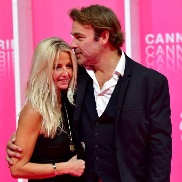 Mariage - Patrick Puydebat s'est marié l'été dernier - Patrick Puydebat et sa compagne Magali  au photocall de la seconde soirée du  festival Canneseries saison 3 au Palais des Festivals à Cannes, le 10 octobre 2020. 
© Bruno Bebert / Bestimage