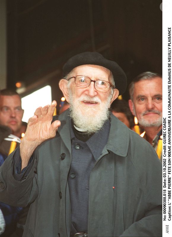 L'Abbé Pierre célèbre ses 90 ans à la communauté Emmaüs de Neuilly-Plaisance le 3 octobre 2002 ©COADIC GUIREC / BESTIMAGE