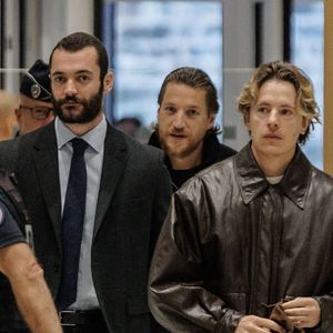 Les trois fils de Nicolas Sarkozy étaient présents, mais sa fille Giulia n’a pas pu assister à l’audience en raison de son jeune âge.

Louis Sarkozy, Jean Sarkozy et Pierre Sarkozy - Les fils de Nicolas Sarkozy arrivent au Tribunal judiciaire (Batignolles, 32ème chambre correctionnelle) pour l'annonce de la décision dans le cadre du procès Lybien le 25 septembre 2025. Nicolas Sarkozy est déclaré coupable d'association de malfaiteurs mais relaxé des autres chefs d'accusation. Zuma Press / Bestimage