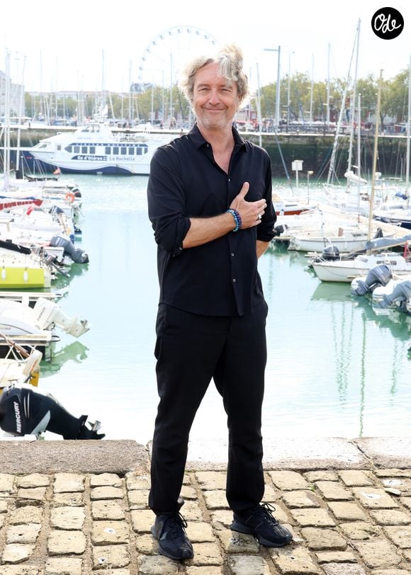 Benjamin Baroche ne tarit pas d'éloges sur cette "remarquable comédienne", dont les conseils sont précieux pour sa propre carrière.

Benjamin Baroche lors du photocall du "Ici Tout commence" (ITC) lors du Festival de la Fiction de la Rochelle le 20 Septembre 2025. © Denis Guignebourg/Bestimage