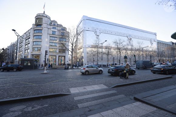 Louis Vuitton va ouvrir son hôtel de luxe de 6000 m2 sur les Champs Elysées !  Situé au 103 avenue des Champs-Elysées à Paris, ce bâtiment incroyable se situera juste en face du célèbre flagship de Louis Vuitton.
 Jack Tribeca/Bestimage