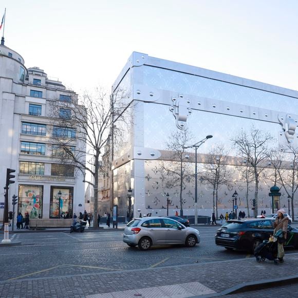 Louis Vuitton va ouvrir son hôtel de luxe de 6000 m2 sur les Champs Elysées !  Situé au 103 avenue des Champs-Elysées à Paris, ce bâtiment incroyable se situera juste en face du célèbre flagship de Louis Vuitton.
 Jack Tribeca/Bestimage