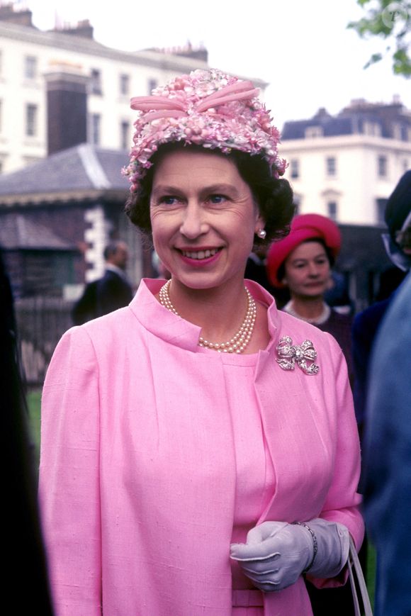 Le Royal Collection Trust lance pour l’occasion une collection de vêtements et accessoires inspirés de ses goûts.

La reine Elizabeth II d'Angleterre est décédée à l'âge de 96 ans, après 70 ans de règne, dans son château de Balmoral, le 8 septembre 2022.
PA Photo/ Bestimage