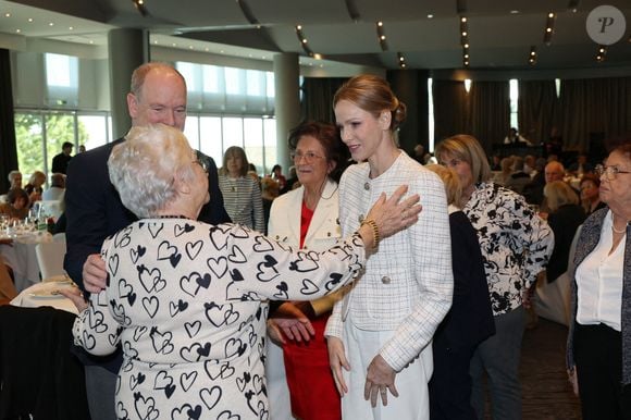 Le Prince Albert II de Monaco et la Princesse Charlène de Monaco avec la Présidente de l'Amicale des ainés monégasques Michelle Brigolle assistent au 75ème anniversaire de l'Amicale des ainés monégasques à l'Hôtel Méridien de Monte-Carlo, Monaco, le 5 décembre 2025.

Photo : Jean-Charles Vinaj/ABACAPRESS.COM