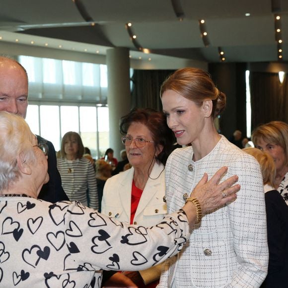 Le Prince Albert II de Monaco et la Princesse Charlène de Monaco avec la Présidente de l'Amicale des ainés monégasques Michelle Brigolle assistent au 75ème anniversaire de l'Amicale des ainés monégasques à l'Hôtel Méridien de Monte-Carlo, Monaco, le 5 décembre 2025.

Photo : Jean-Charles Vinaj/ABACAPRESS.COM