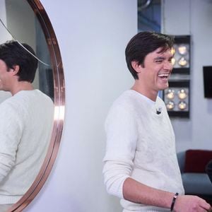 Exclusif - Alain-Fabien Delon avec sa compagne Laura Bensadoun en backstage de de l'émission "C à Vous" à Paris, France, le 18 octobre 2024. © Cyril Moreau/Bestimage