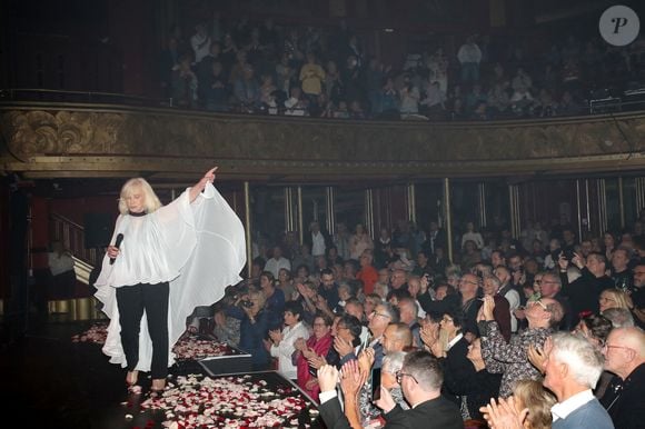 Ovation du public, debout à la fin du Concert de Michèle Torr, "60 ans de chanson", au Théâtre des Folies Bergère à Paris, France, le 29 Octobre 2023. © Bertrand Rindoff / Bestimage