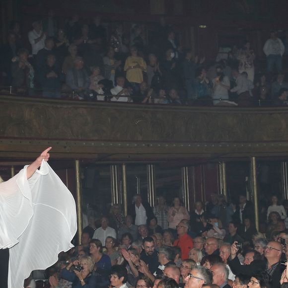 Ovation du public, debout à la fin du Concert de Michèle Torr, "60 ans de chanson", au Théâtre des Folies Bergère à Paris, France, le 29 Octobre 2023. © Bertrand Rindoff / Bestimage