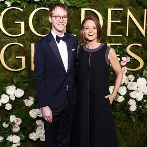 Jodie Foster et son fils Kit Bernard au photocall de la 82ème cérémonie des Golden Globes à l'hotel The Beverly Hilton de Los Angeles, Californie, Etats-Unis, le 5 janvier 2025. © RALL/Backgrid USA/Bestimage